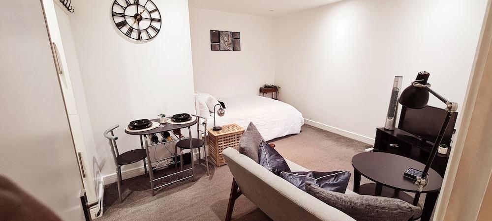 Maple House - Inviting 1-bed Apartment in London