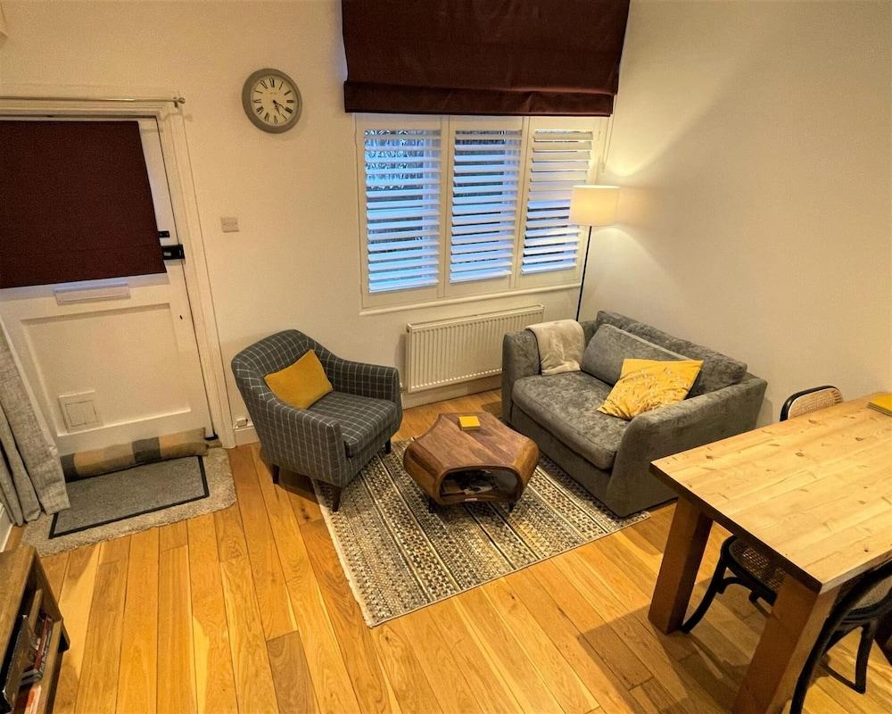 Peaceful Cottage for Two in Horsham