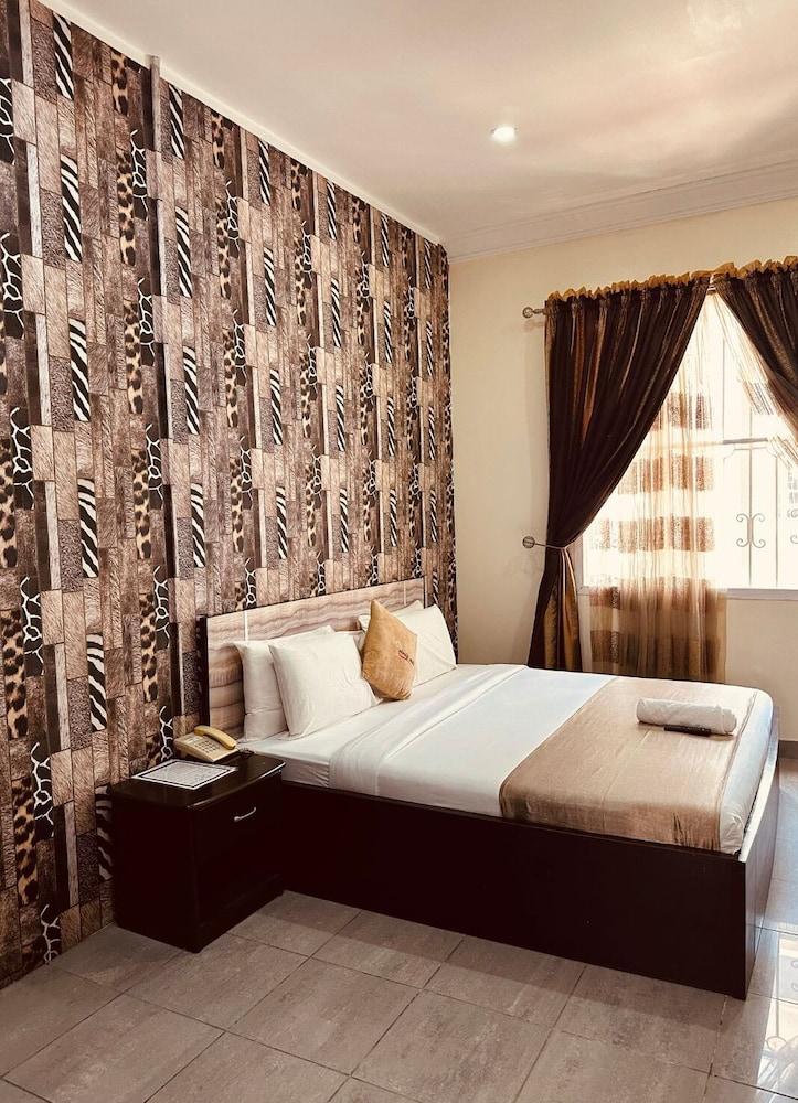 BATES GARDEN GUEST HOUSE