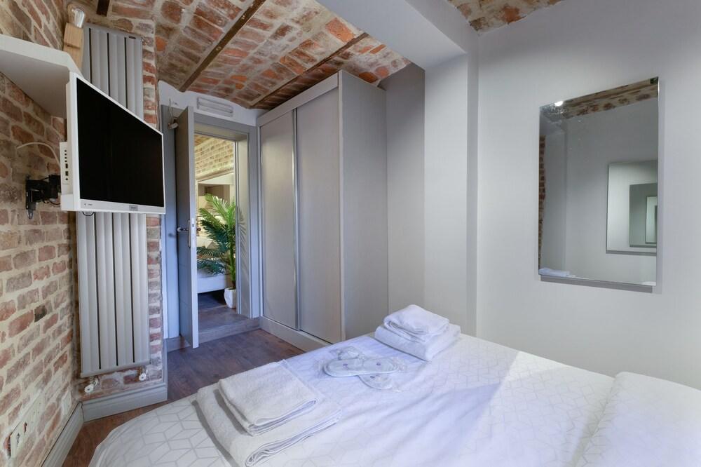 Stunning 1BR w Terrace & Galata View