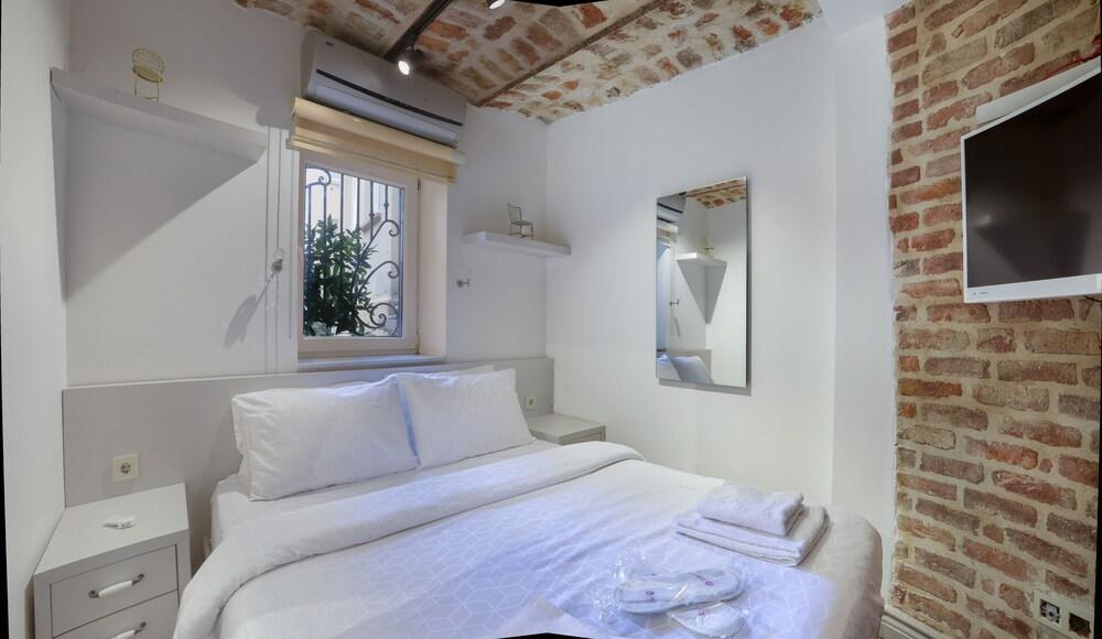 Stunning 1BR w Terrace & Galata View