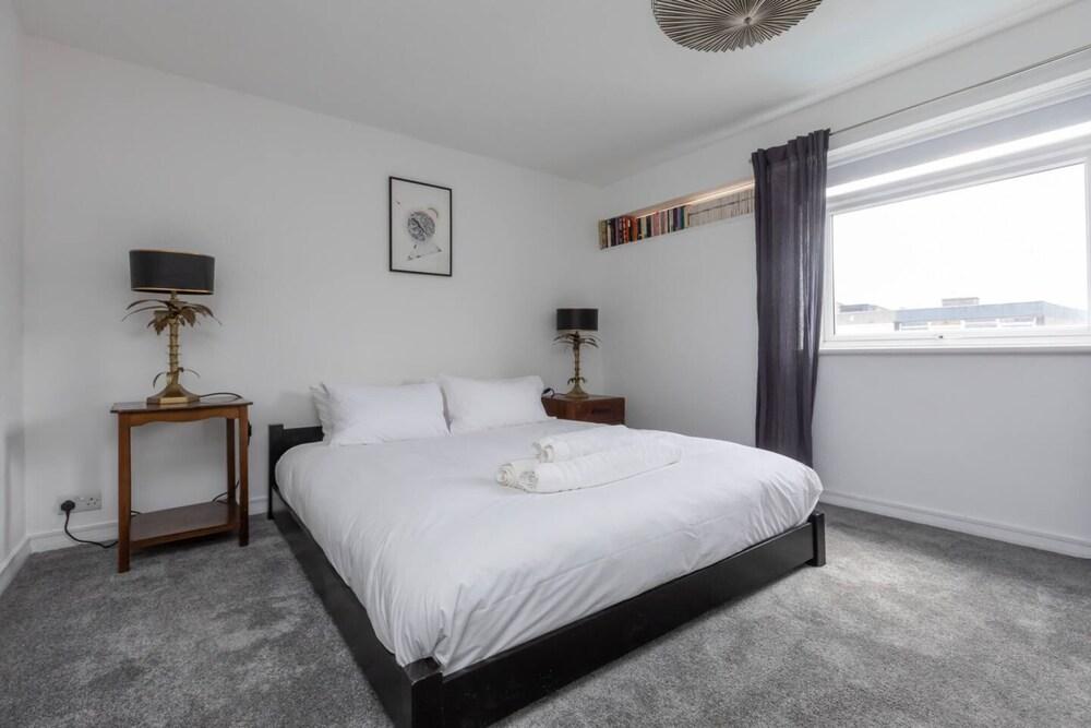 Quirky 2BD Flat With Balcony - Bethnal Green