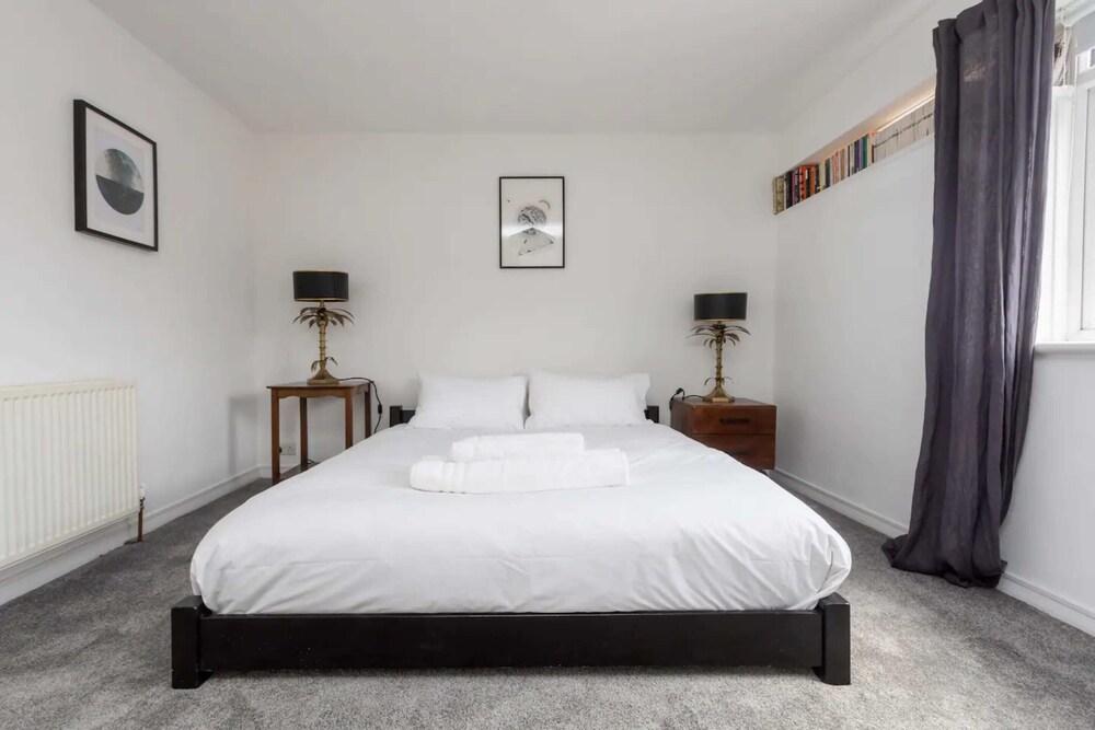 Quirky 2BD Flat With Balcony - Bethnal Green
