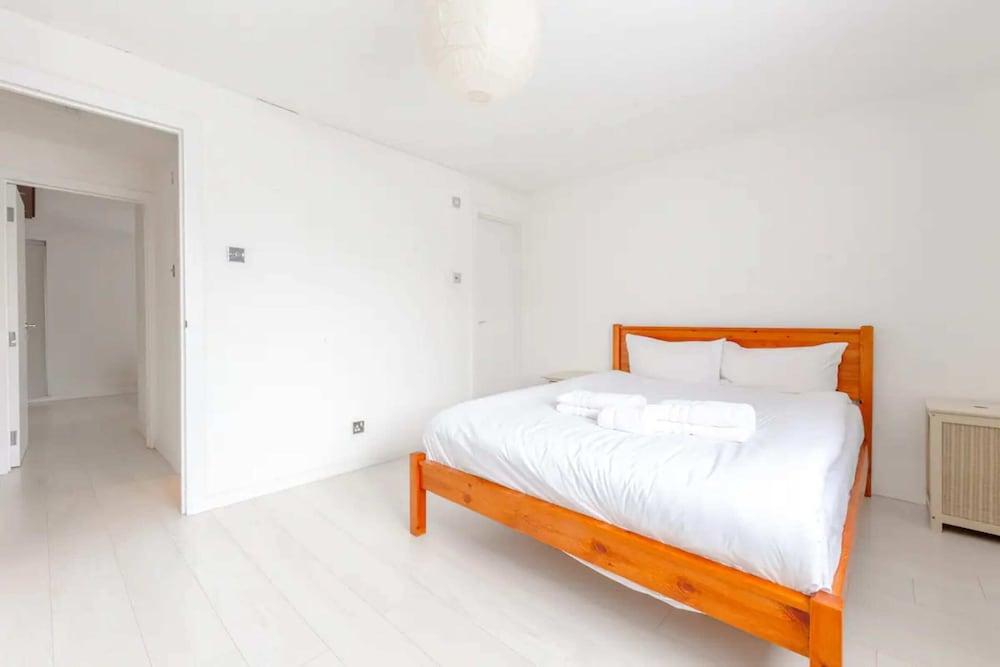 Bright 2BD Flat With Balcony - Tower Hill