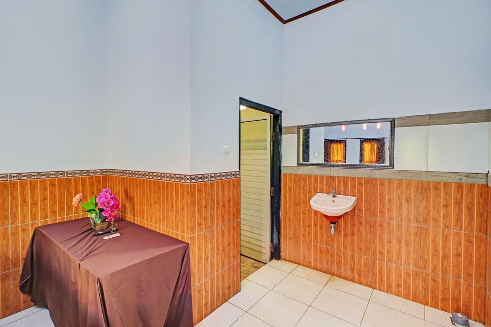 OYO 92438 Nugraha Stay