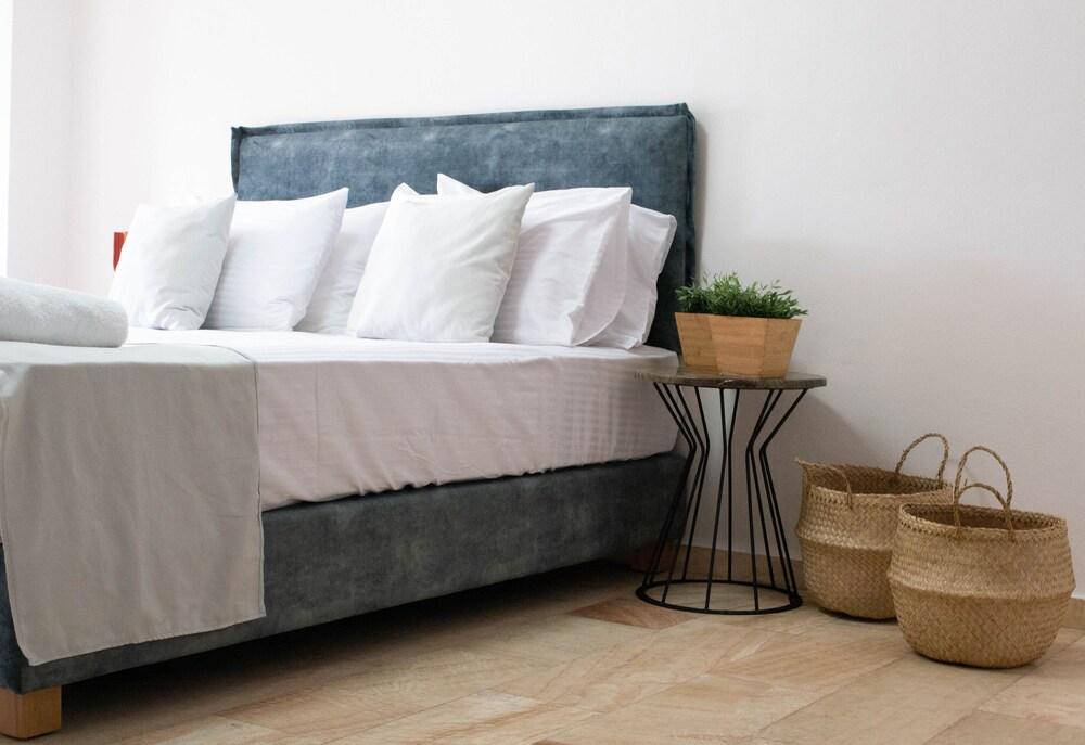 Oniropetra Luxury Suites