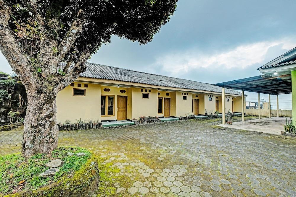 OYO 92406 Hotel Renata 1