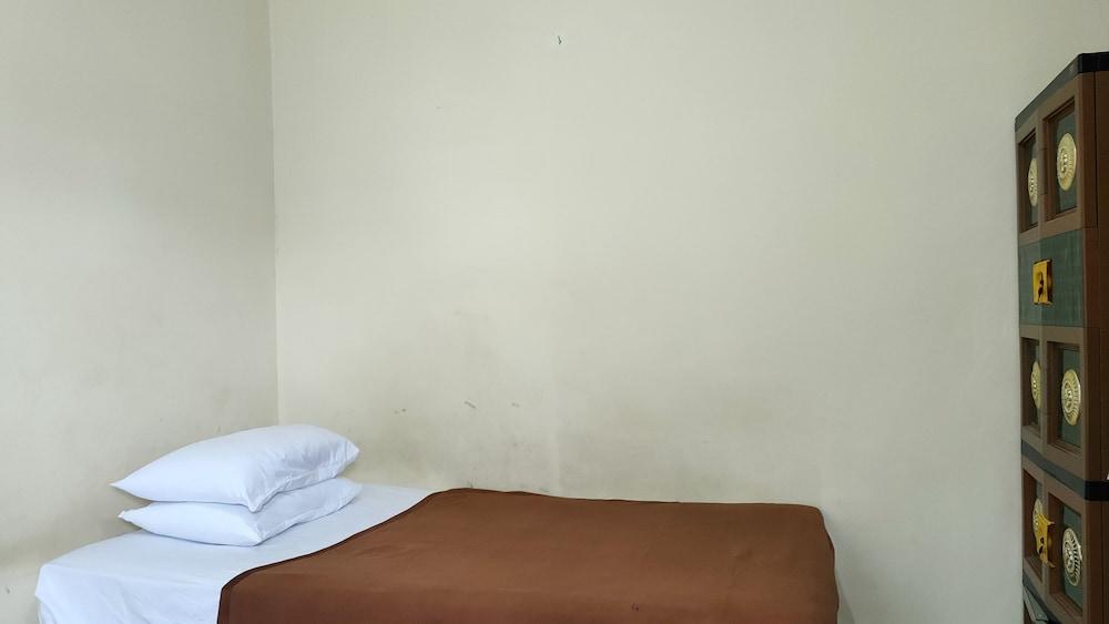 OYO 90090 Adhyaksa Syariah Guest House