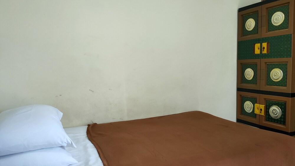 OYO 90090 Adhyaksa Syariah Guest House