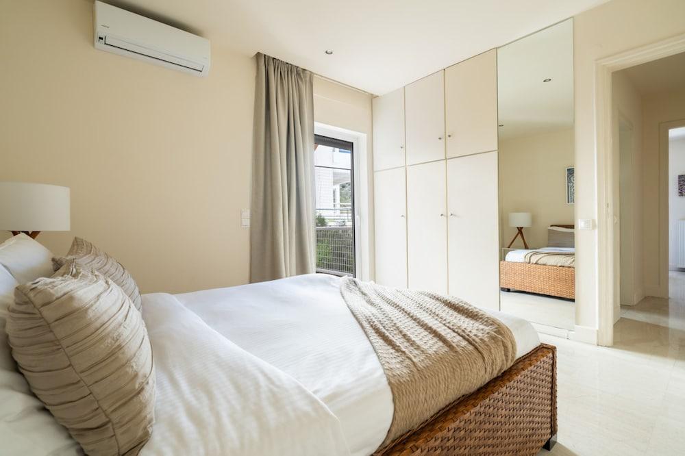 2BD Sunny Condo Close to the Beach