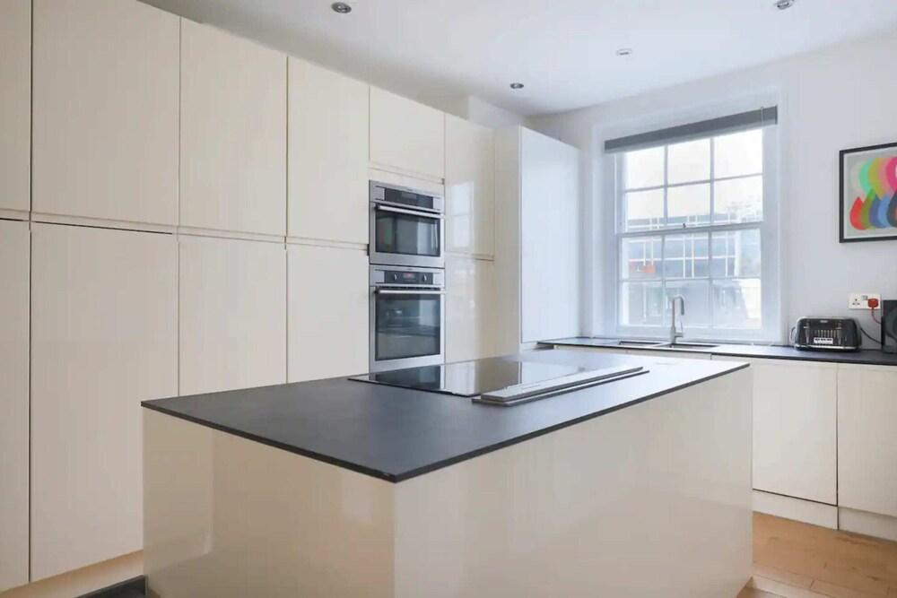 Luxury 2BD Split-level Penthouse - Pimlico
