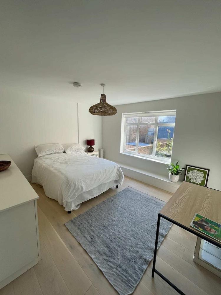 Beautiful 2BD Flat With Private Courtyard- Borough