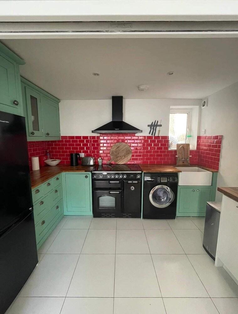 Beautiful 2BD Flat With Private Courtyard- Borough