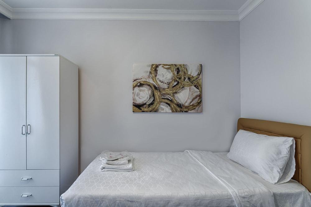 Gorgeous Central 2BR Condo w City Views