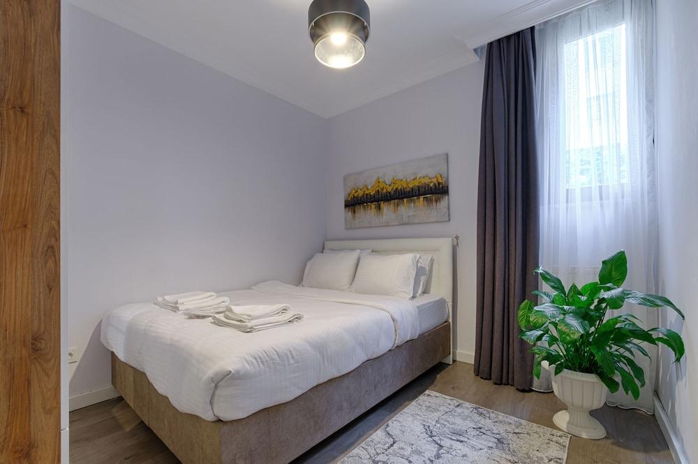 Gorgeous Central 2BR Condo w City Views