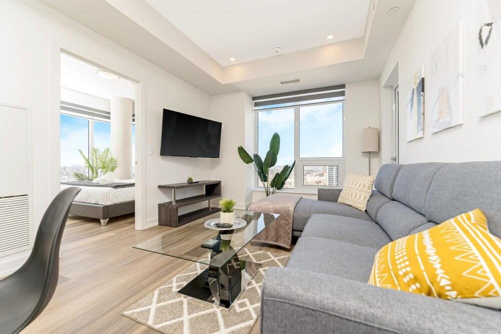 Chic Spacious 2BR Condo - Sweeping Views