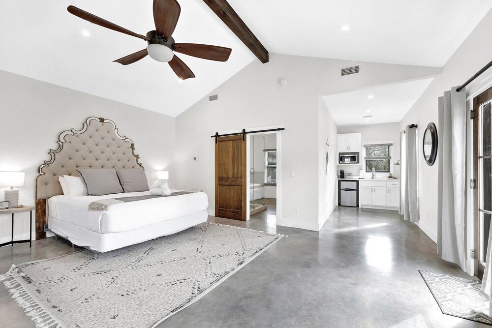 Schubert Inn Cottage Pool Walk to Main St