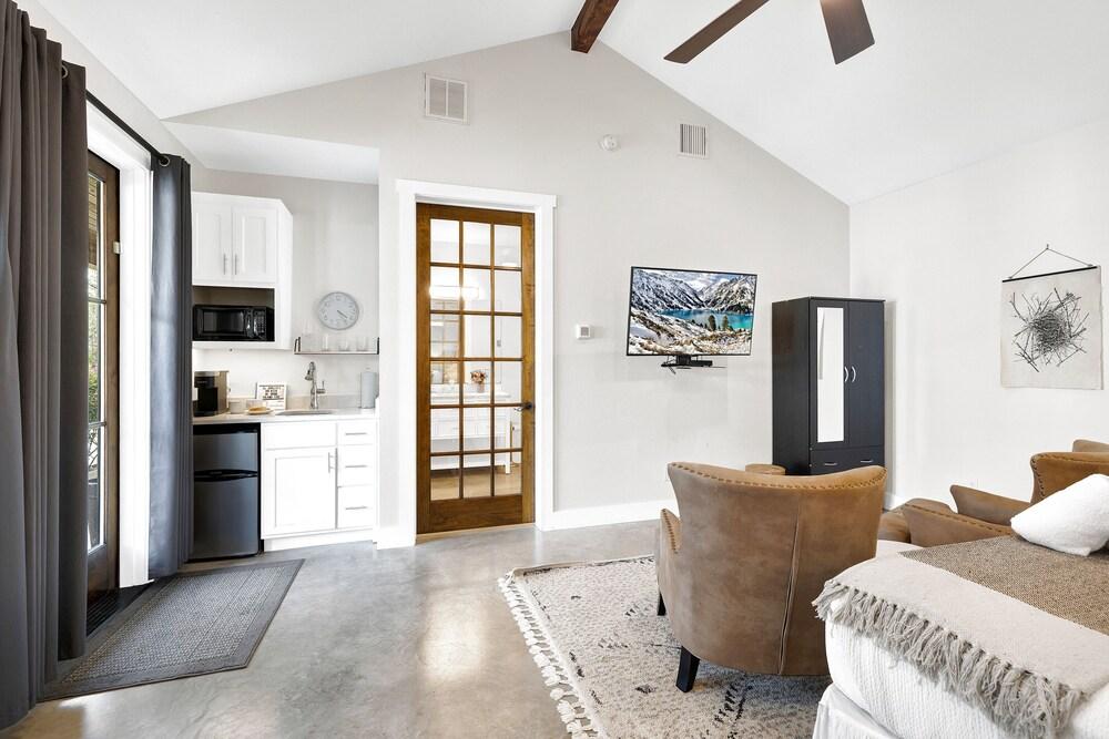 Schubert Inn Suite-b Pool Grill Walk to Main