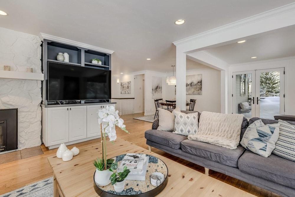 5 BR Updated Aspen Home - Stunning Views
