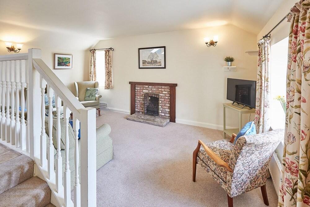 Host Stay Holt Cottage