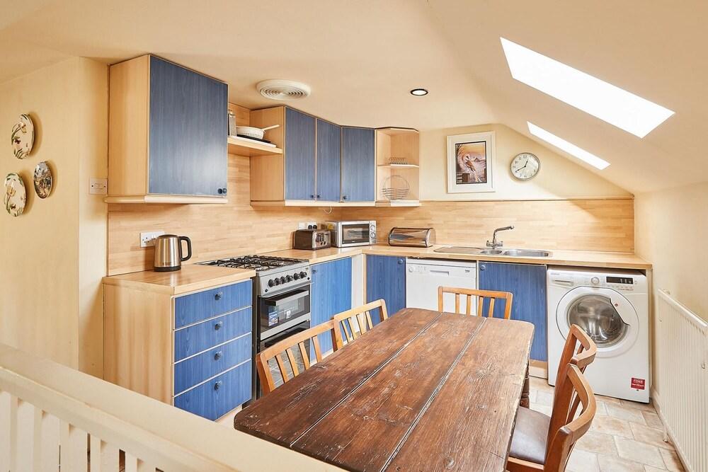 Host Stay Holt Cottage