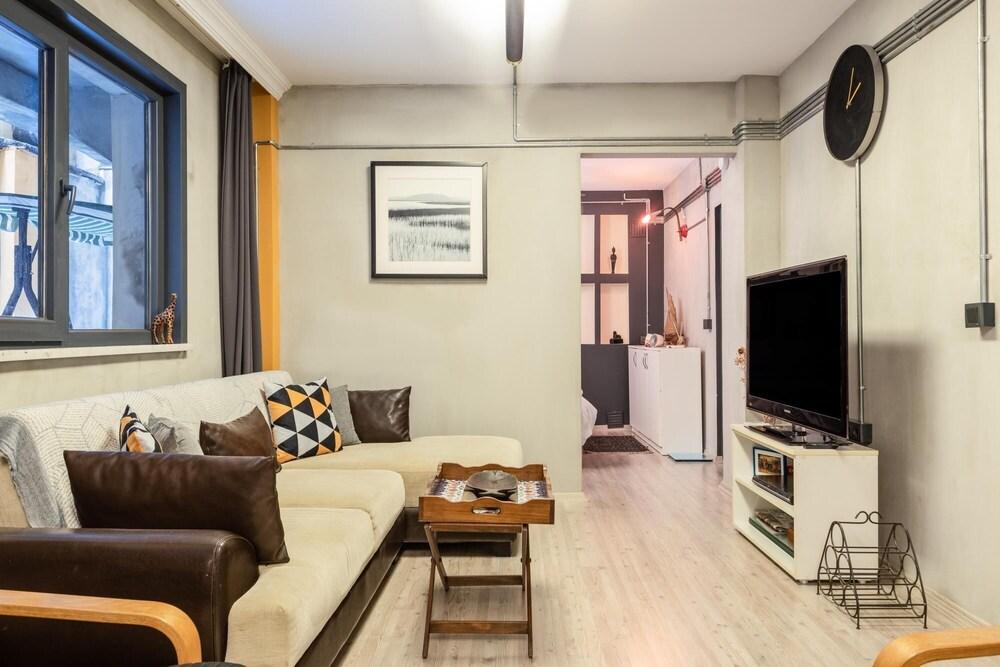 Contemporary and Stylish Flat in Sisli