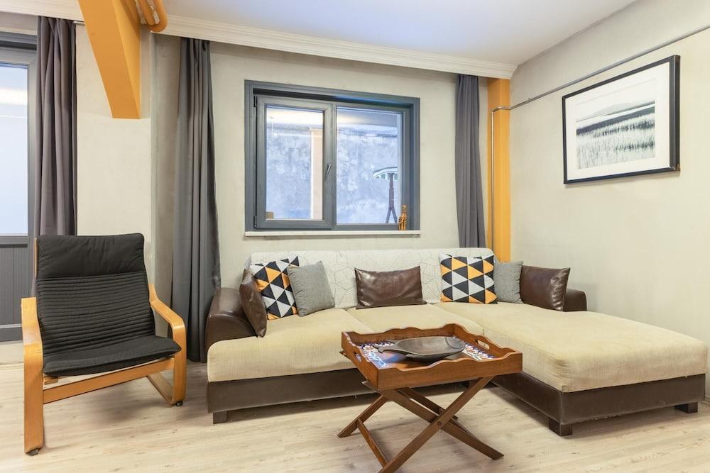 Contemporary and Stylish Flat in Sisli