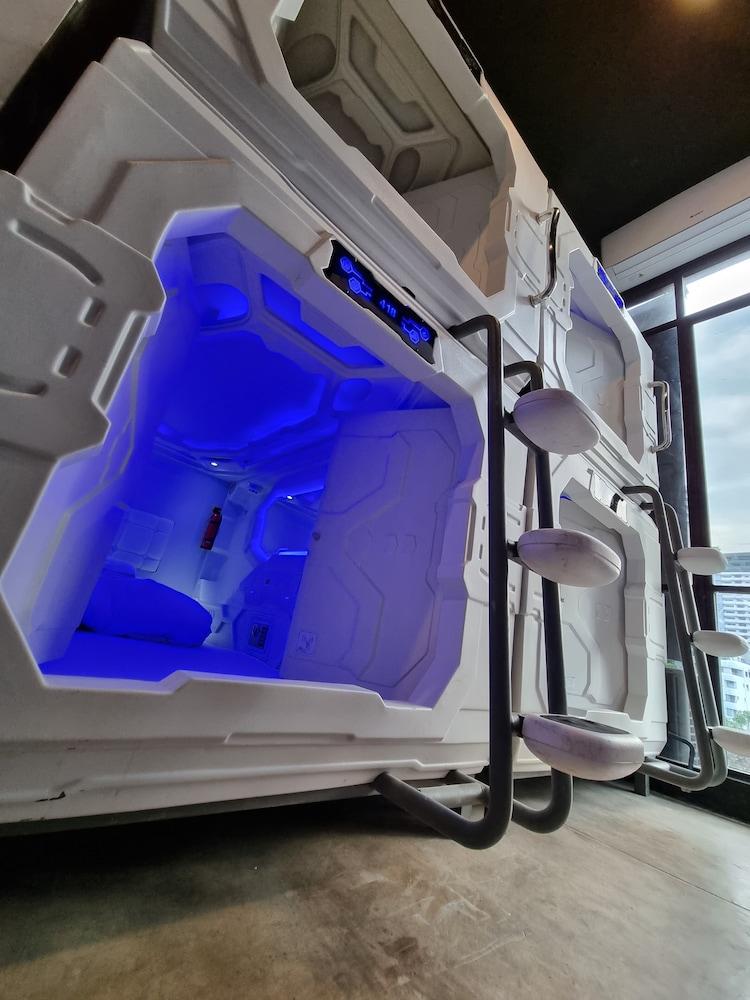 MET A Space Pod Phrom Phong