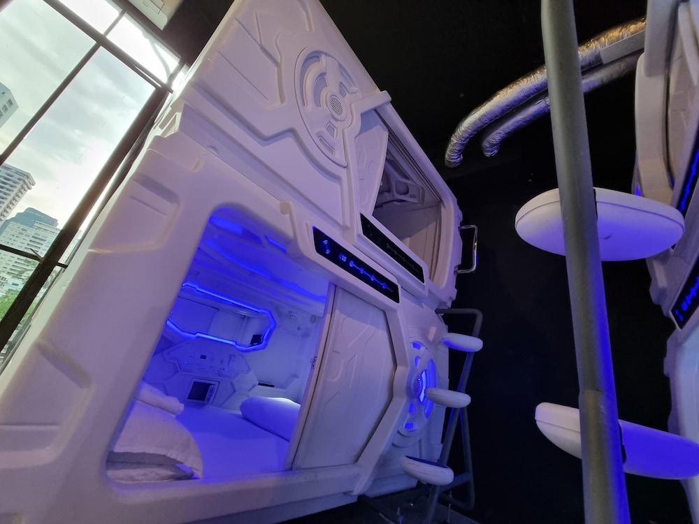 MET A Space Pod Phrom Phong