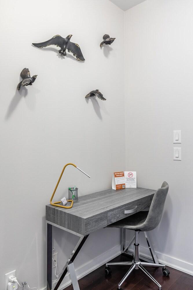 Stylish 1 BD with Tower Views. Apt 3309