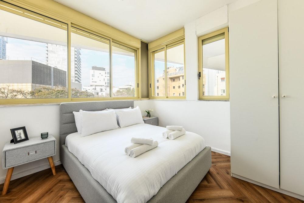 Beachside Charm on Ben Yehuda 2BR Apt