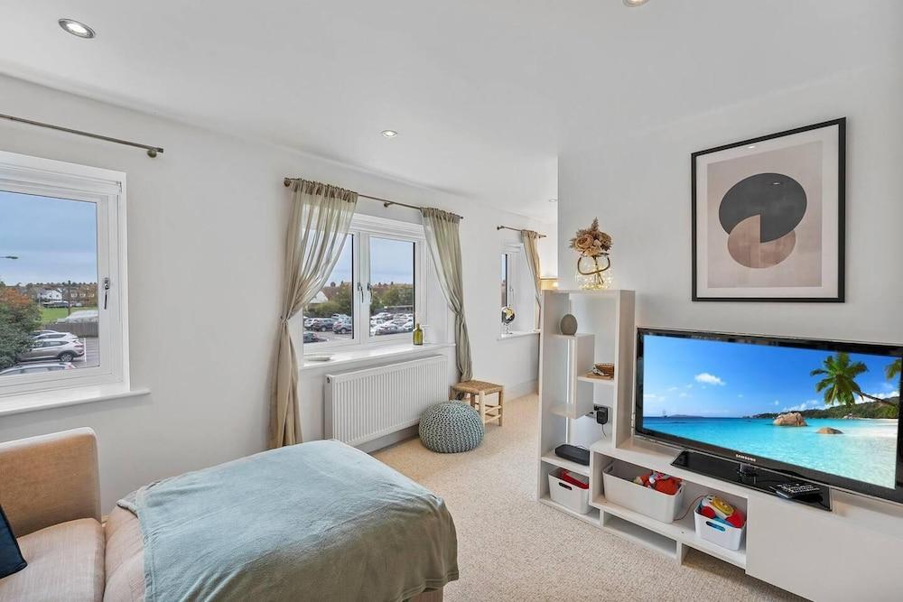 Perfect Location, dog Friendly Beautiful Home