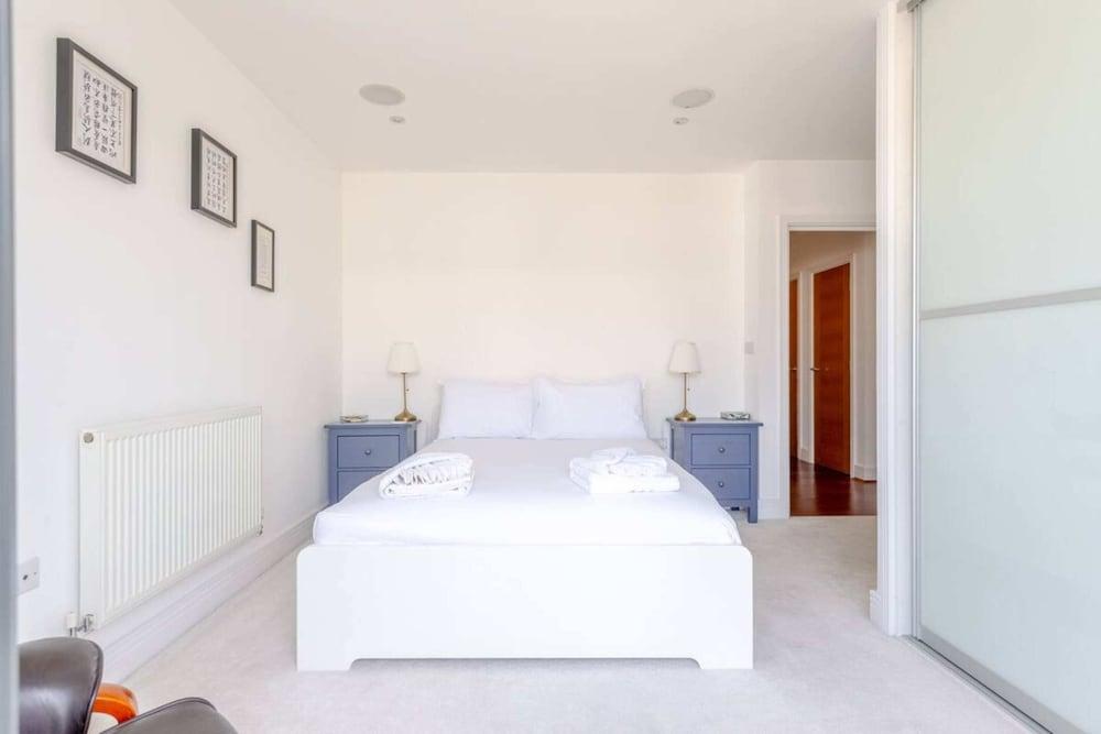 Stunning 2BD Flat With Large Balcony - Roehampton