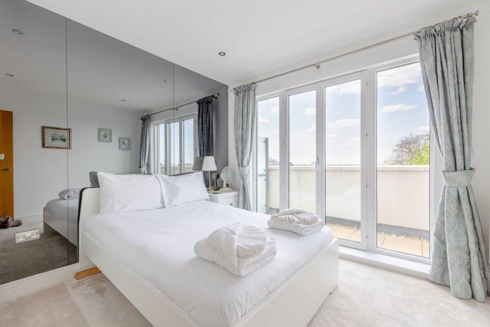 Stunning 2BD Flat With Large Balcony - Roehampton