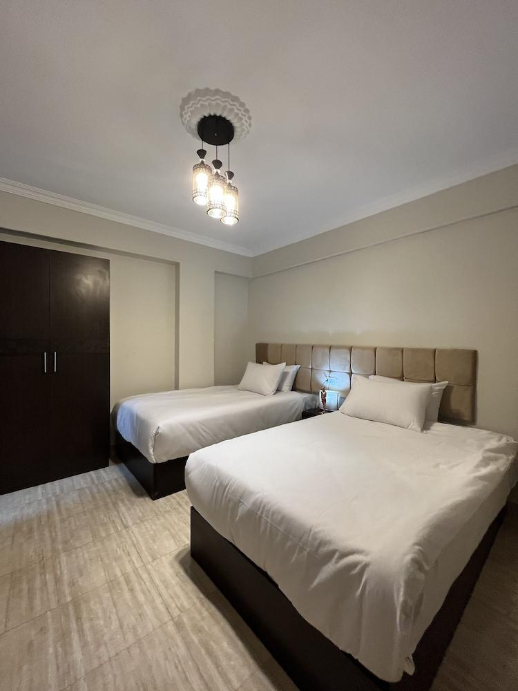 Crowne Pyramids view inn