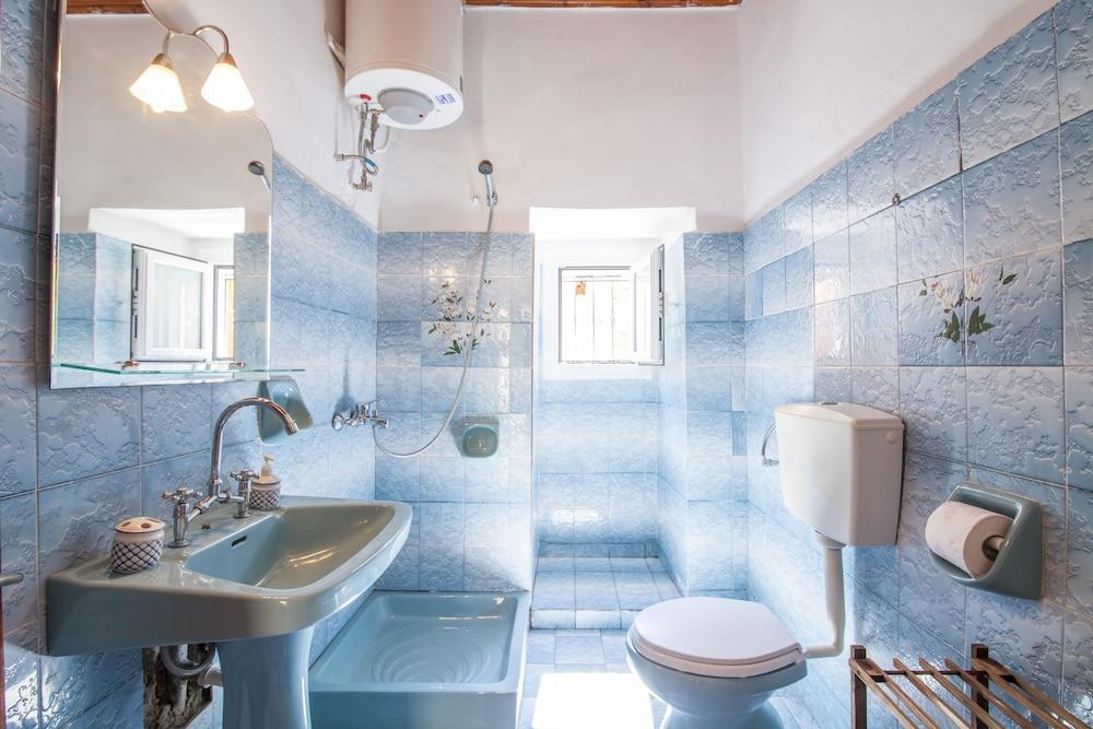 Old Barber Shop by Konnect, 1,2km from Dassia beach