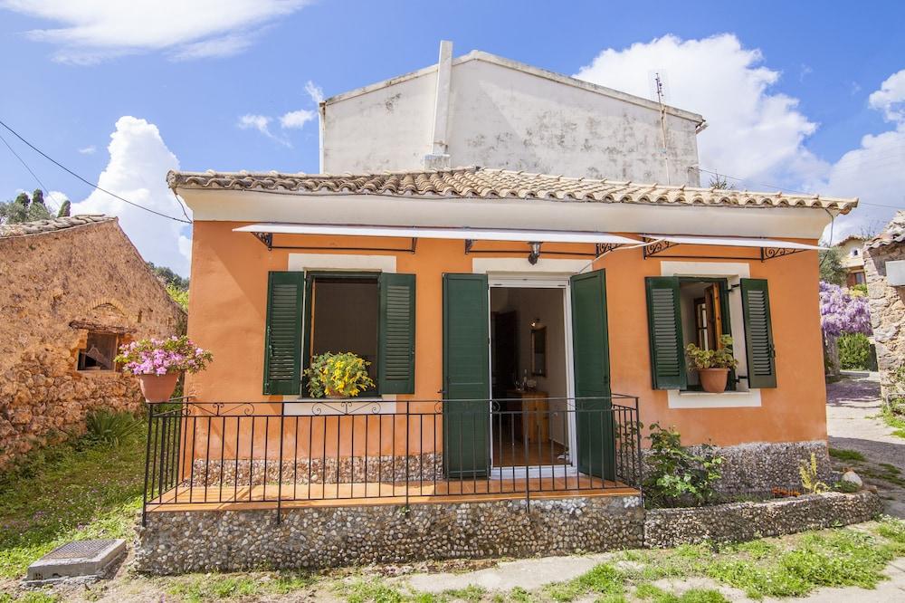 Old Barber Shop by Konnect, 1,2km from Dassia beach