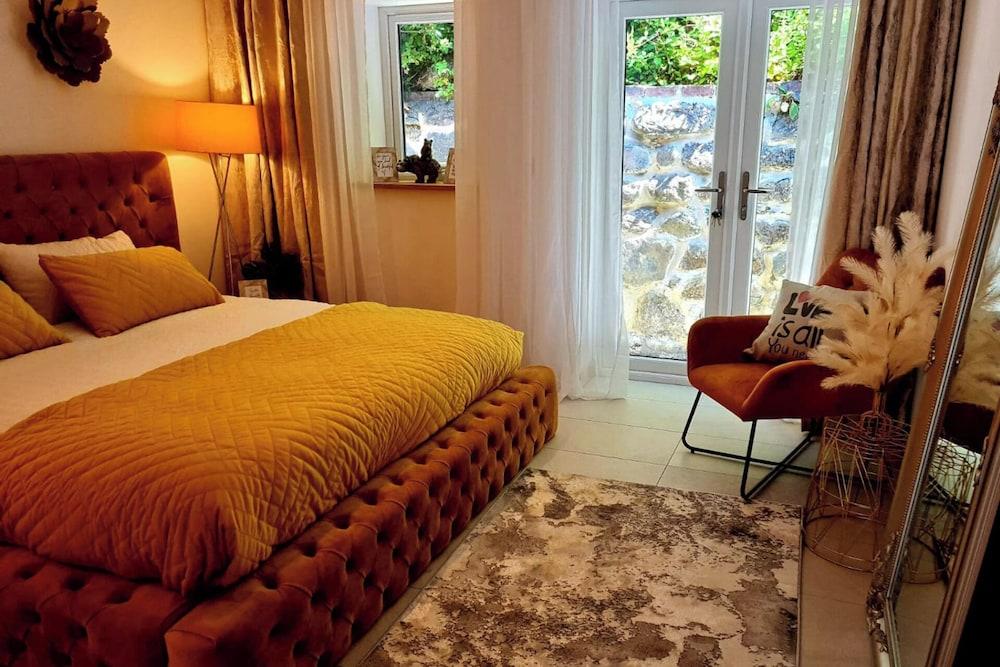 4 Bed Villa Sleeps 8 -private Terrace-free Parking