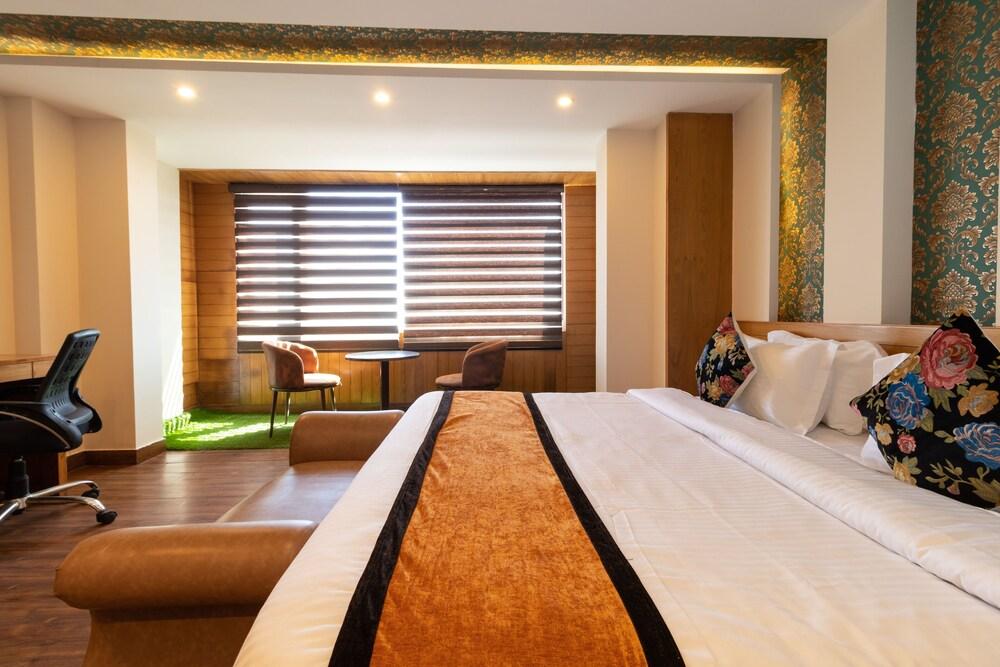 Yashshree Mussoorie Mall Road