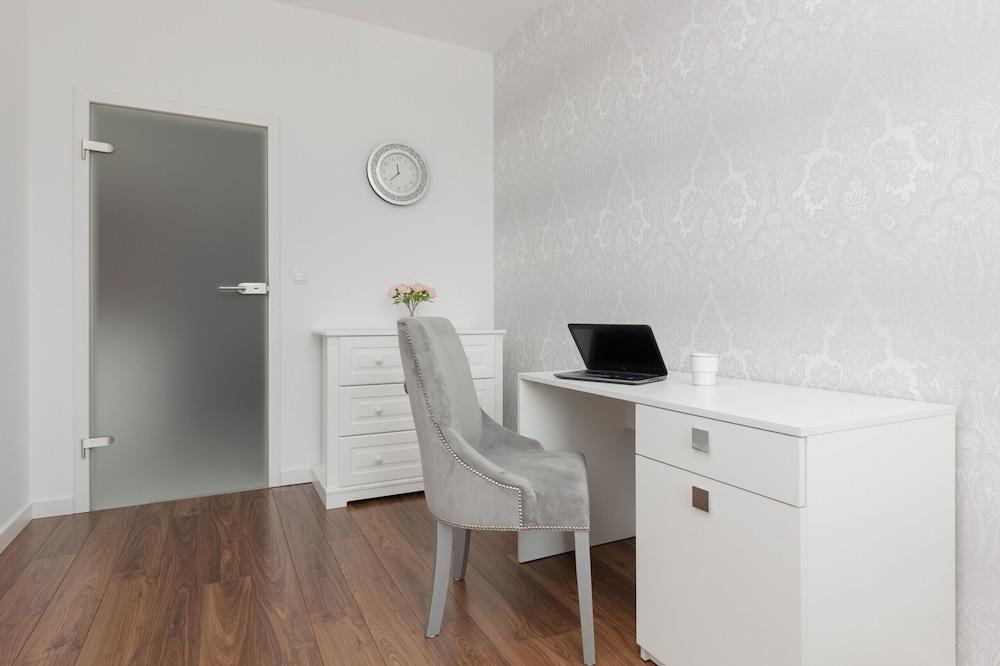 Glamorous Apartment Wilanow by Renters