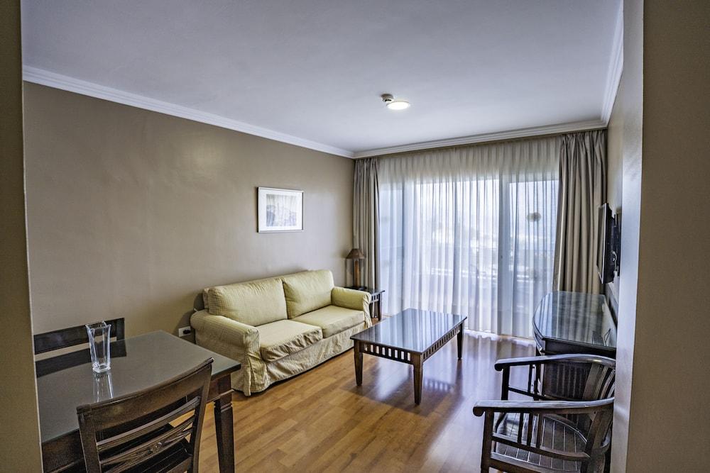 Coral La Quinta Park Suites