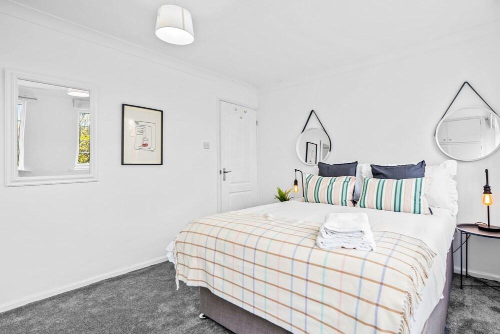 Wollaton Way by Tŷ SA