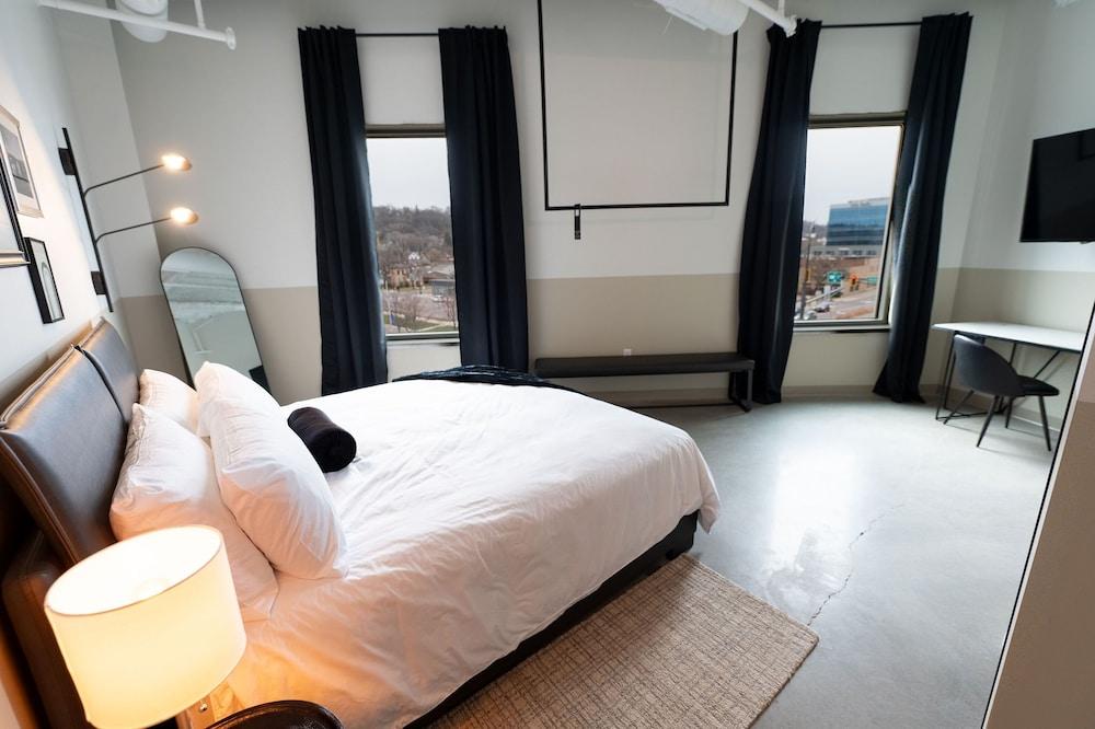 Arch and Cable Hotel