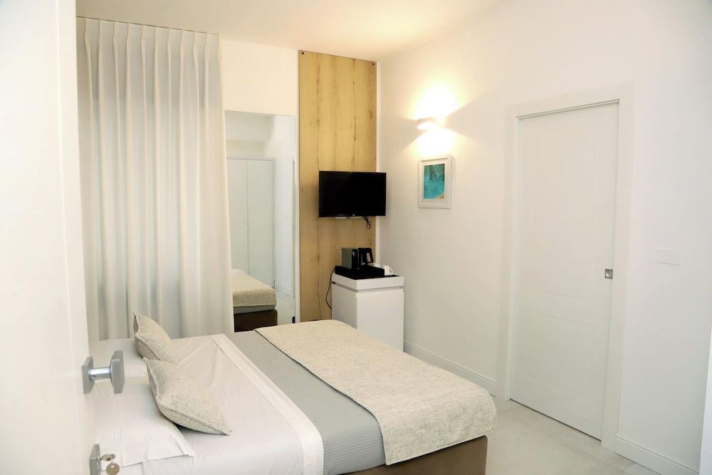 Lo Studio di viale Lo Re Camere & Caffè