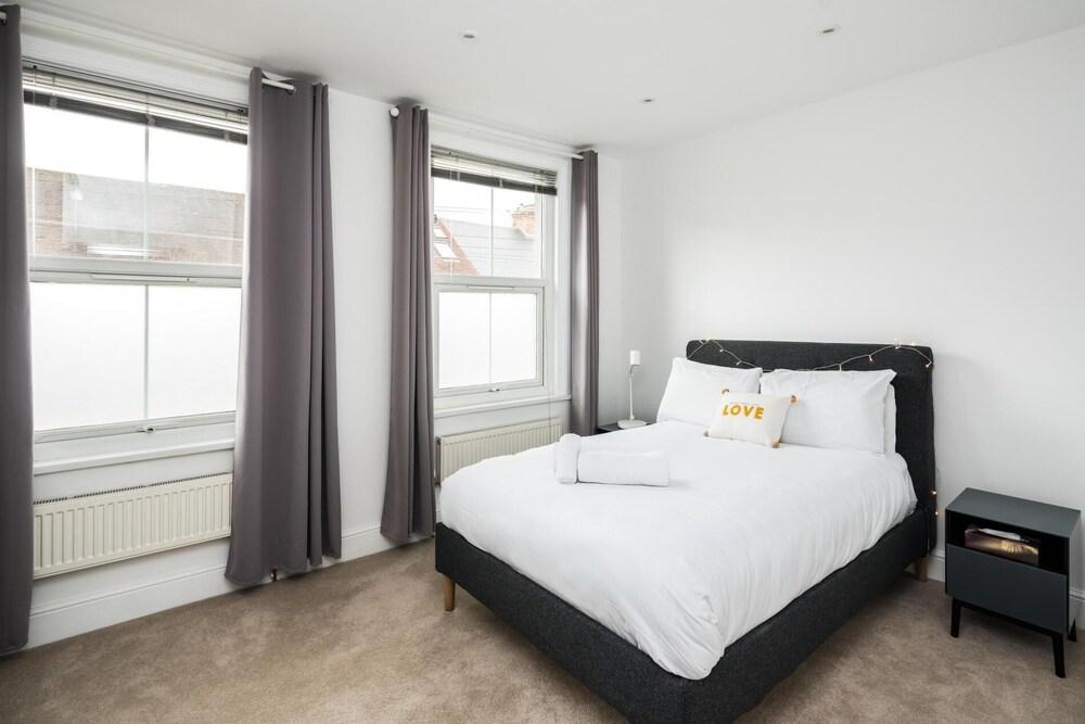 Sleek and Sophisticated 2BD Home Tottenham