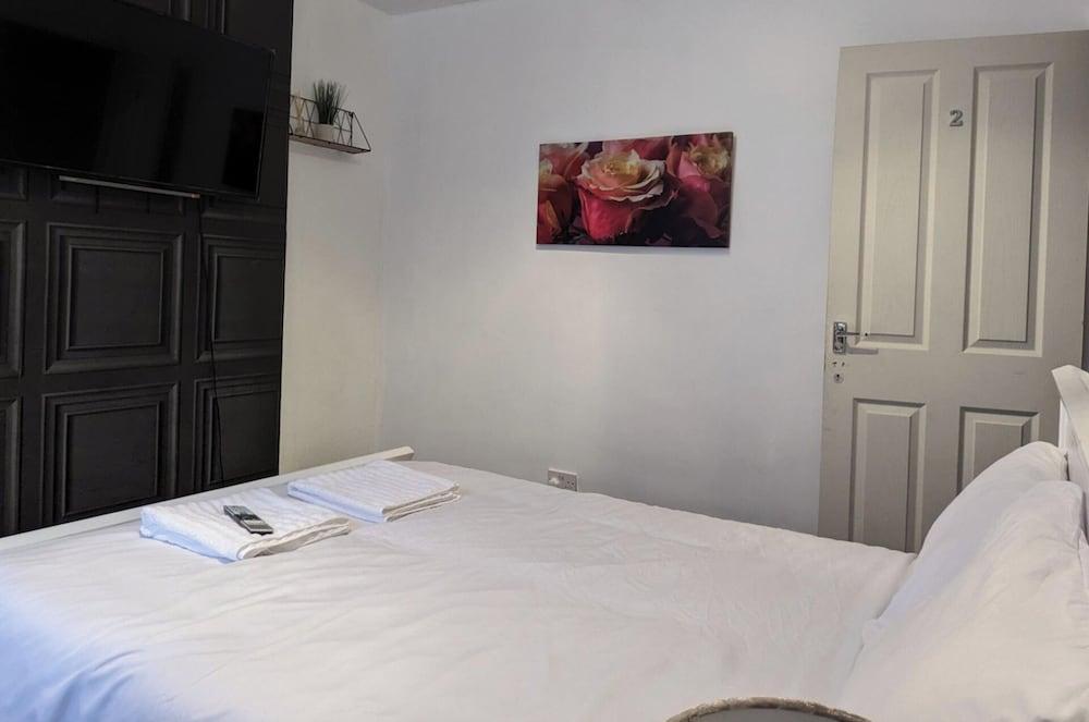 4-bedroom House Sleeps 8 - Free Parking - Garden