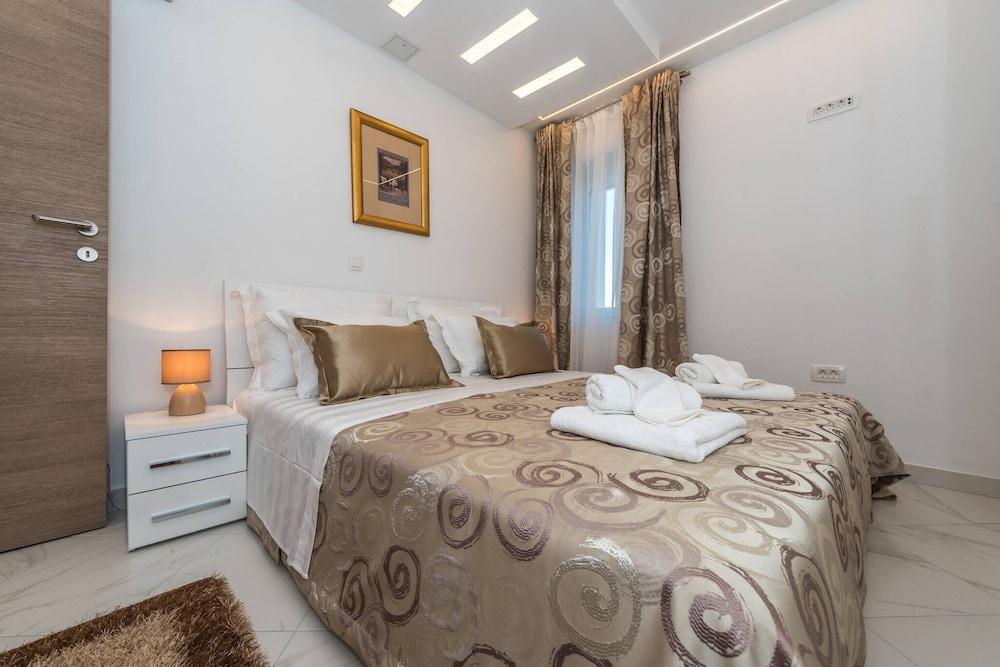 Good Life, Luxury Seafront Apartment