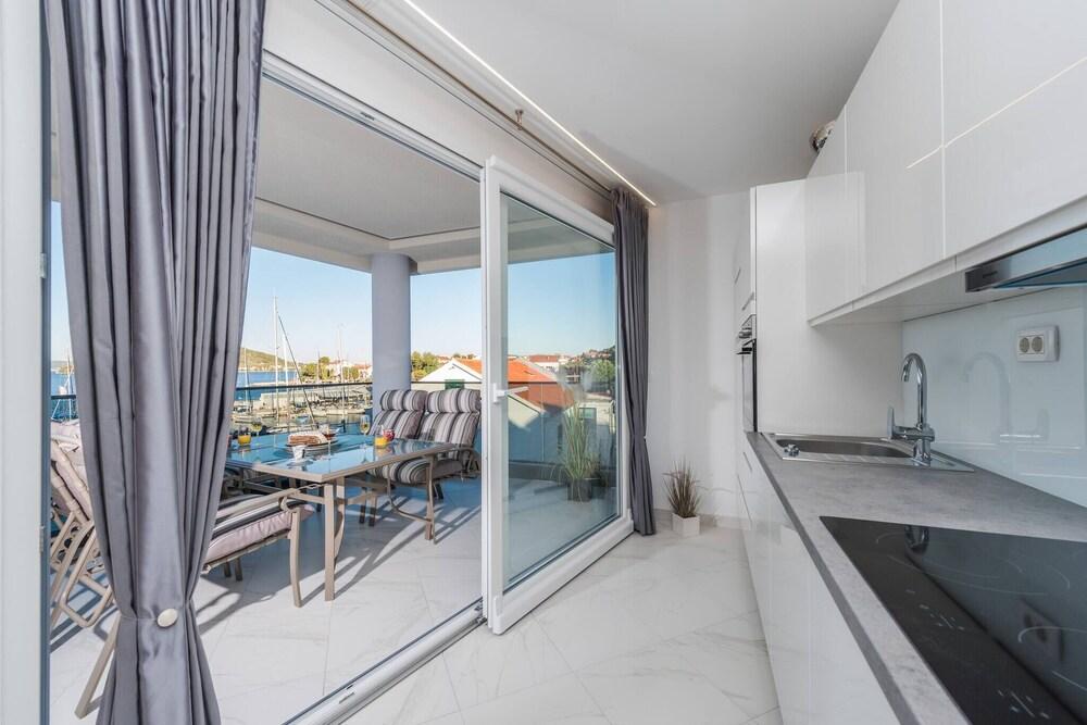 Good Life, Luxury Seafront Apartment