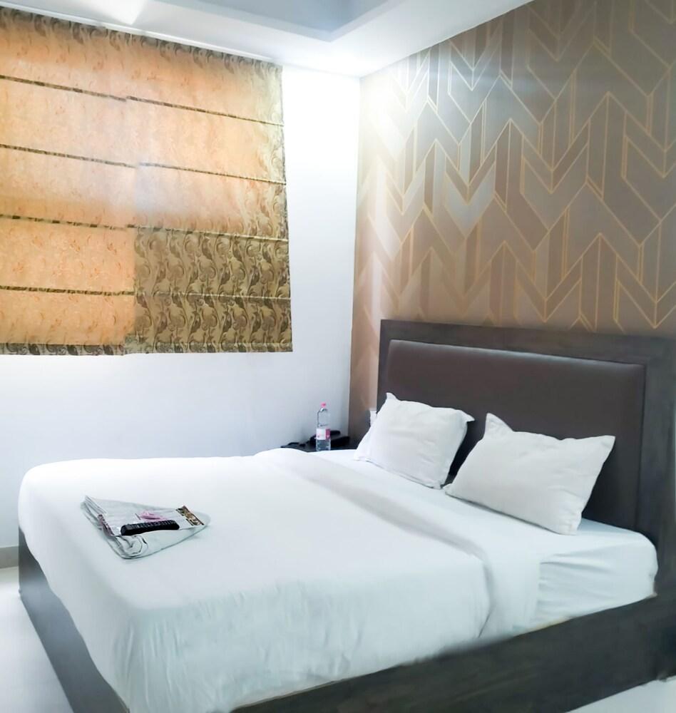 Roomshala 018 HOTEL SSD