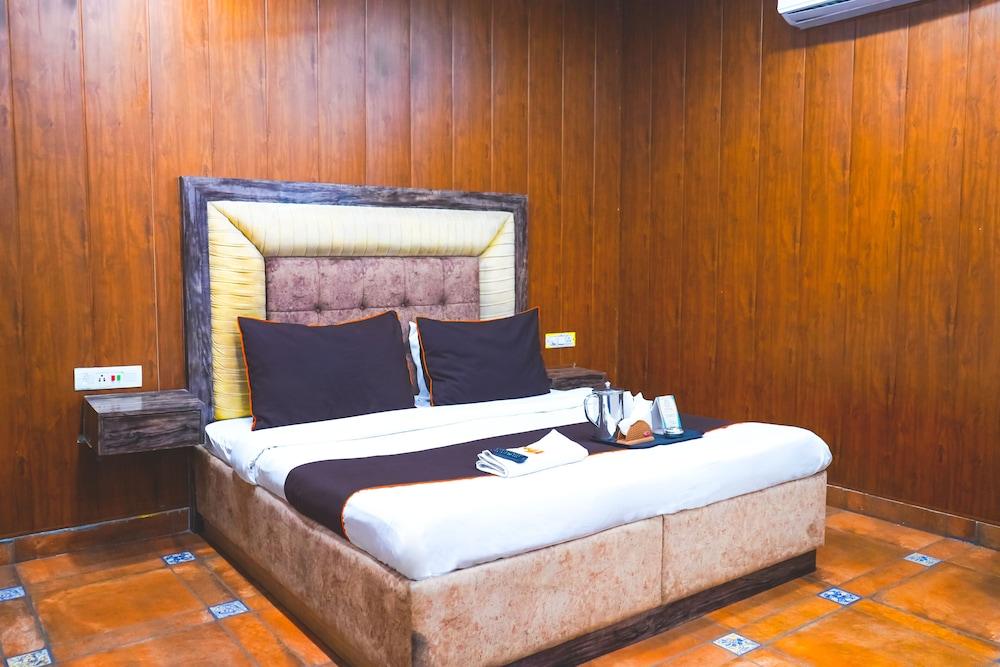 Roomshala 004 Mannat Residency